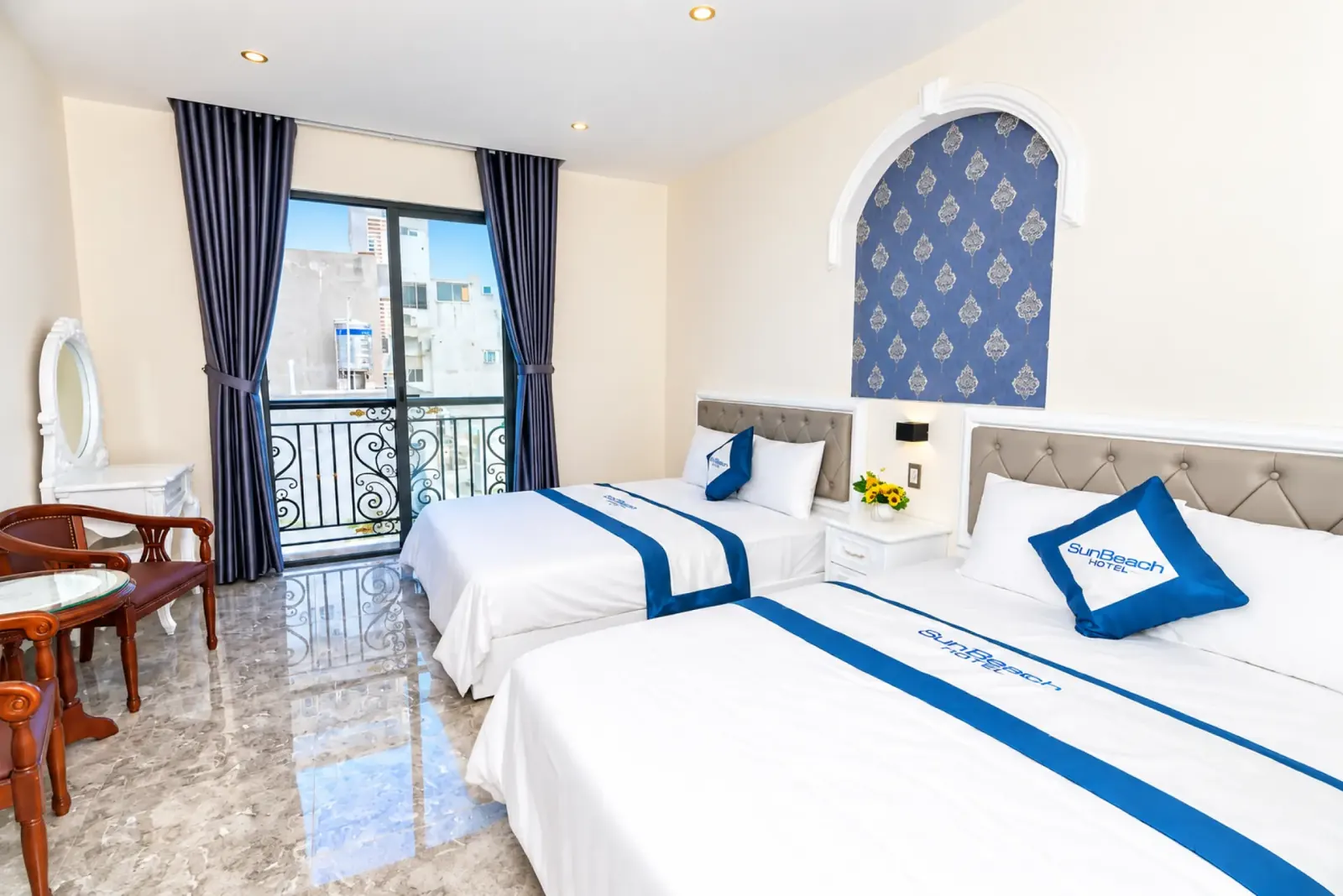 Deluxe quadruple room with two beds and a balcony